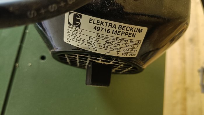 Elektra Beckum vertikalfräs typskylt med tekniska specifikationer.