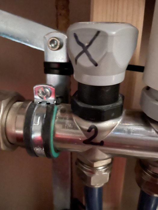 Radiatorventil med plastskruv märkt nr 2, frågetecken kring funktion på rörinstallation.