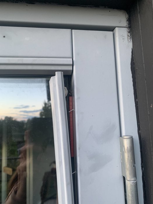 Fönsterlist som släpper från Tanumfönster, exponerar svart tätningslist.