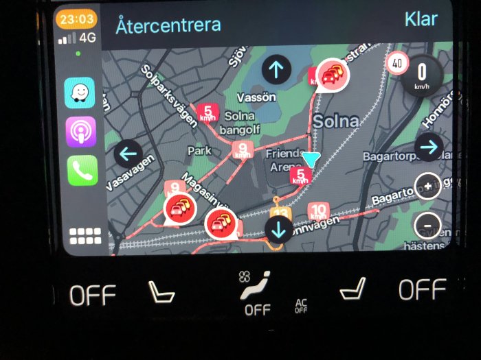 Bilskärmskarta med trafikvarningar och hastighetsikoner visar körförhållanden i Solna, Sverige.