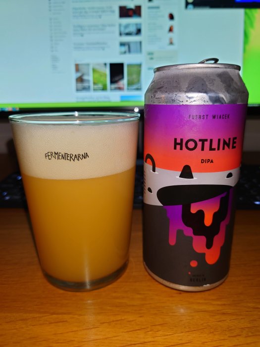 Ett glas öl bredvid en burk märkt "Hotline DIPA" framför en datorskärm som visar ett forum.
