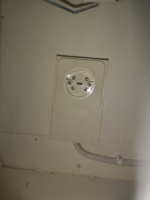 230 volts vägguttag för spis med säkerhetsbrytare ovanför och elledning under.