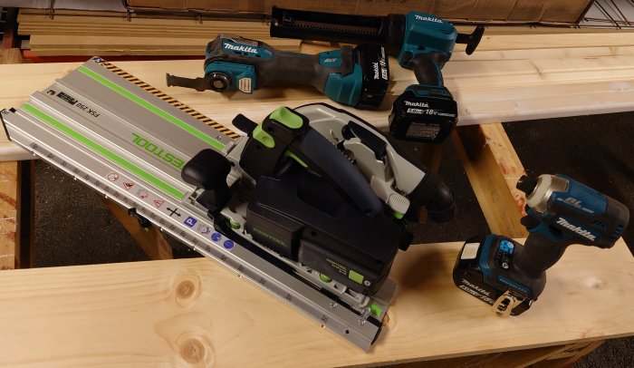 Elektriska verktyg på arbetsbänk: Festool såg och skena, Makita borr, skruvdragare och kapspruta.