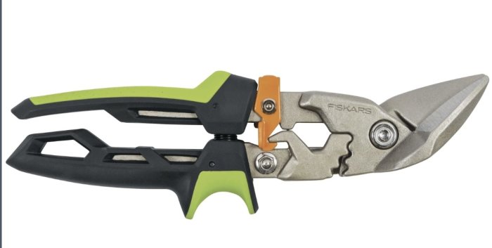 Plåtsax från Fiskars med utväxling och synlig mutter som kan hindra plåten vid klippning.