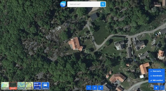 Satellitbild över ett bostadsområde med navigationsverktyg från hitta.se.