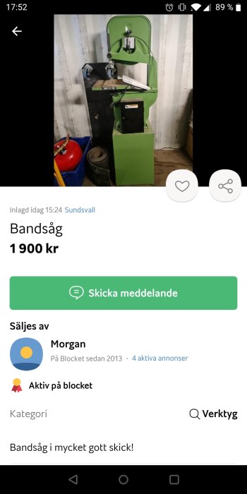 Vertikal bandsåg i grönt med arbetsbord i verkstadsomgivning till salu.