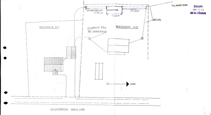 Ritning av avloppssystem med märkt 3-kammarbrunn och ledningar mellan hus och garage.