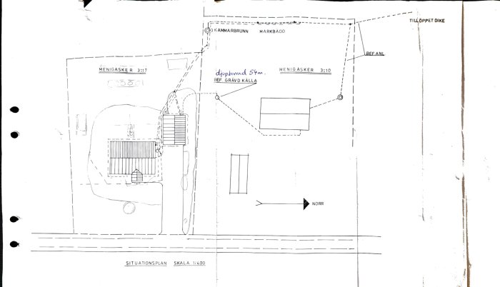 Gammal ritning av avloppssystem, visar ledningar från hus till garage och 3-kammarbrunn, manuell gradering, skala 1:400.