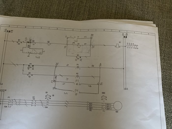 Kretsschema med elektriska symboler för en enkel start/stopp och nödstopp av elmotor som diskuteras i elektrikerutbildningen.