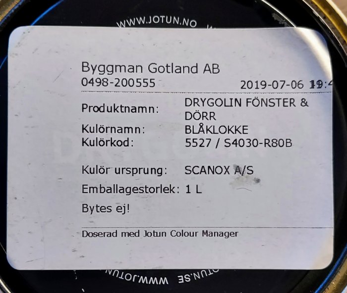 Etikett för DRYGOLIN FÖNSTER & DÖRR färg i nyansen BLÅKLOCKE med kulörkod, från Byggman Gotland.