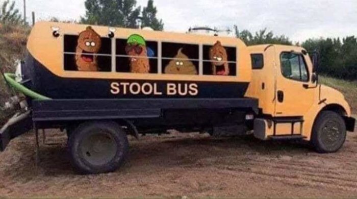 Gul skolbuss omvandlad till "STOOL BUS" med stora bruna emoji-liknande figurer som ser ut som avföring.