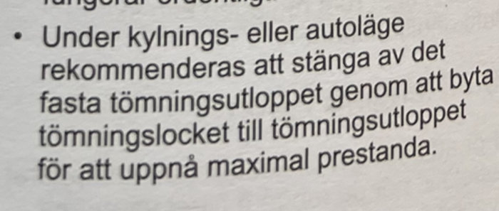 Närbild av text som behandlar instruktioner för att byta tömningslock för att uppnå maximal prestanda.