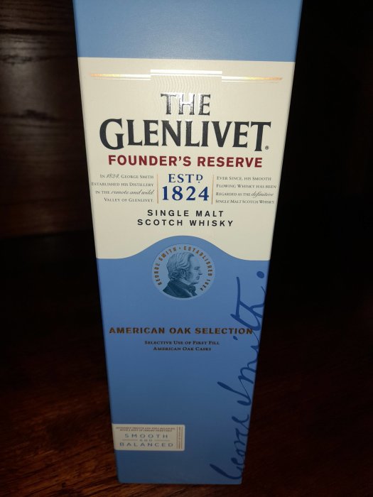 Flaskförpackning av The Glenlivet Founder's Reserve Single Malt Scotch Whisky med text och emblem.