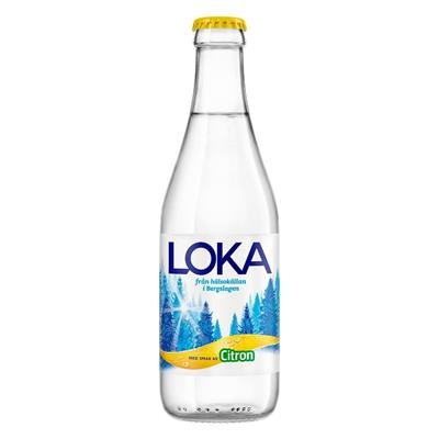 Flaska med LOKA citronsmaksatt mineralvatten framför vit bakgrund.