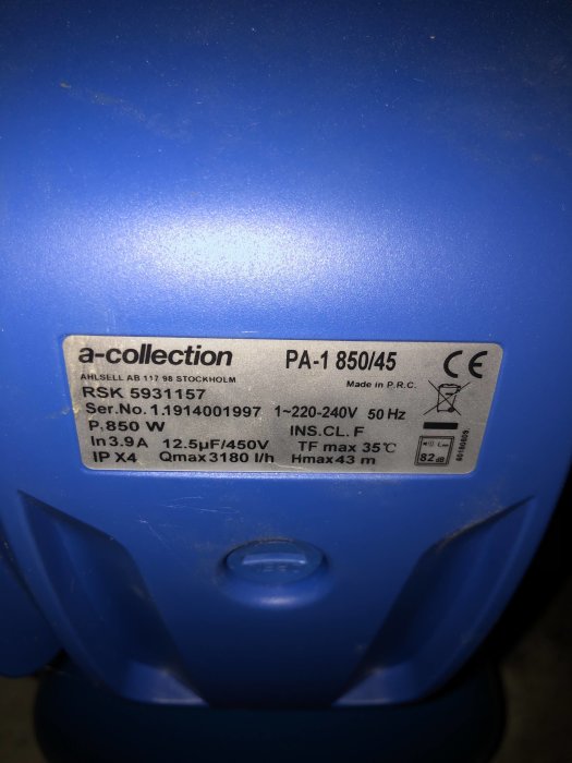 Specifikationsetikett på en kraftfull länspump som visar 3180 liter/h kapacitet.