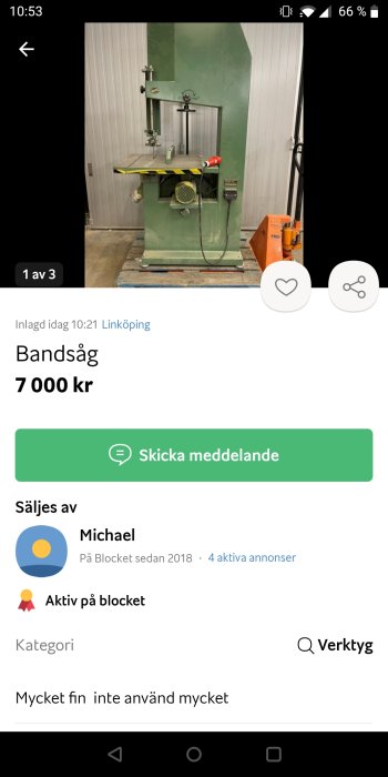 Stående grön bandsåg med arbetsbord i ett verkstadsrum, till salu för 7000 kr.