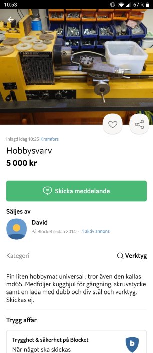 Gul Hobby svarv med tillbehör på arbetsbänk, svarvstålsinnehavare och kugghjul synliga.