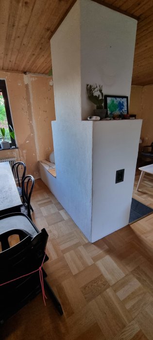 Öppen spis i vardagsrum med röda markeringar som visar önskat område att ta bort.