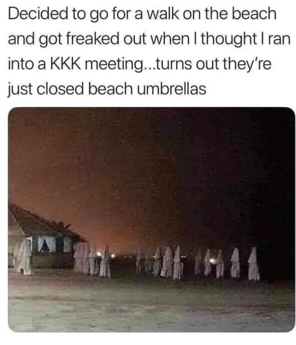 Stängda strandparasoller på en strand nattetid som ger ett skrämmande intryck.