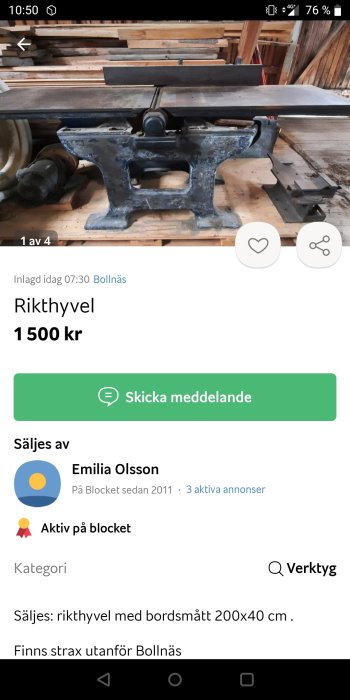 Begagnad rikthyvel till salu med arbetsbord, placerad i verkstad med trämaterial i bakgrunden.