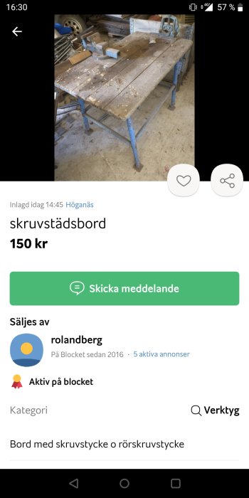 Använd arbetsbänk med skruvstycke och spån i en rörig verkstad.