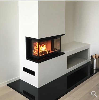 Nyinstallerad Contura i8 kamin med modern design, öppen låga och integrerad vedförvaring.