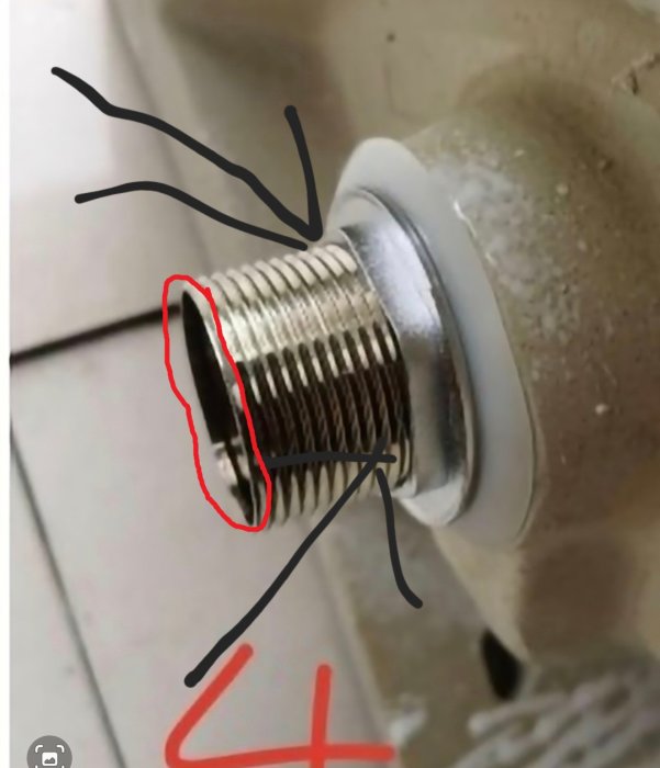 Närbild på avloppsrör med ritade pilar som pekar på potentiell läckpunkt och saknad gummipackning.