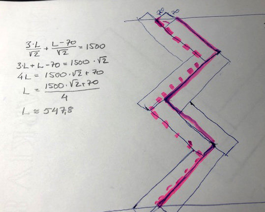 Handritad skiss i skala 1:5 av ett byggprojekt med måttangivelser och matematiska beräkningar.