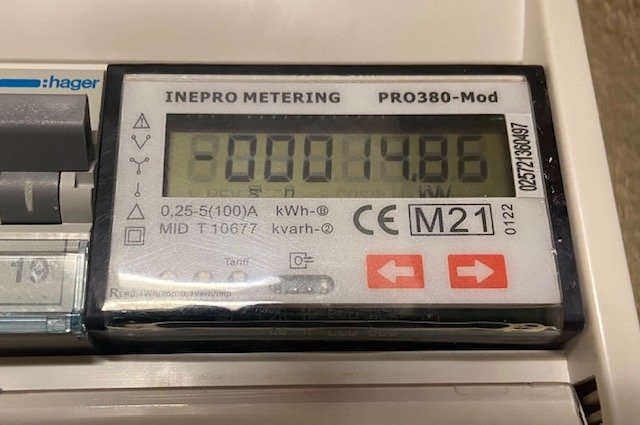 Inepro Pro380 elmätare visar 00001496 kWh på digital display monterad i elskåp.