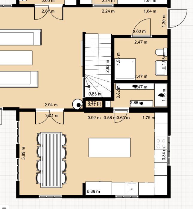 Planritning av ett hus med måttangivelser, inklusive placering av möbler, trappa, och köksinredning.