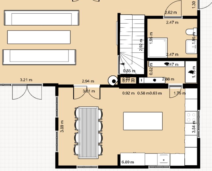 Arkitektonisk ritning av en husplan med märkta rum, möbler och mått.