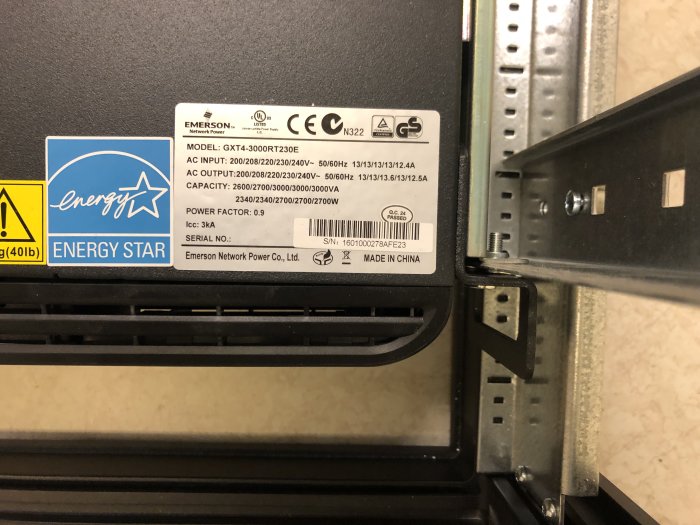 UPS (oavbruten strömförsörjning) av märket Emerson med en Energy Star-etikett i ett serverrack.