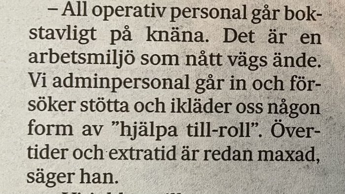 Närbild på en text urklipp om arbetsbelastning för operativ personal och administrativt stöd.