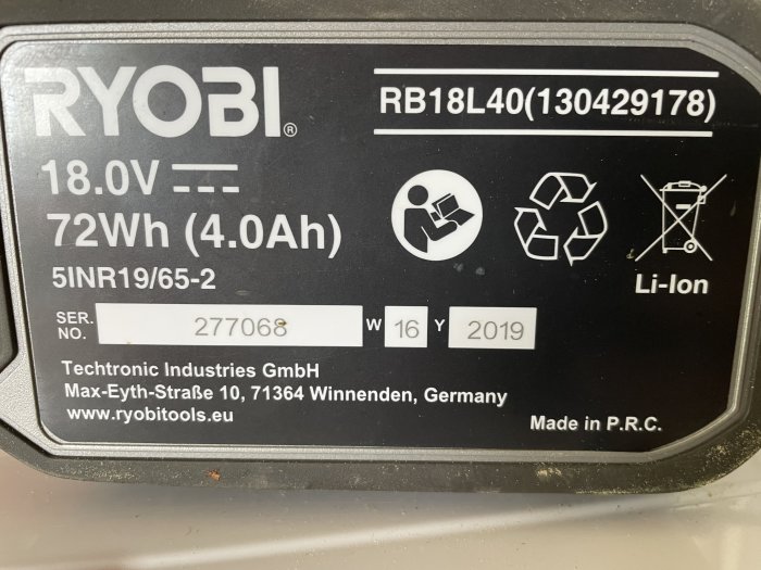 Nahaufnahme eines RYOBI-Batterieetiketts mit Spezifikationen 18.0V, 72Wh (4.0Ah) und Recycling-Symbolen.