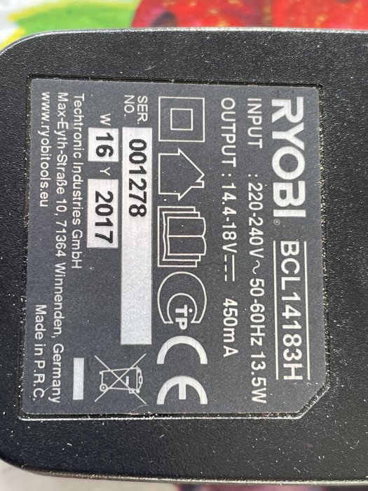 Etikett på ett RYOBI batteri med tekniska specifikationer och ström- och spänningsangivelser.