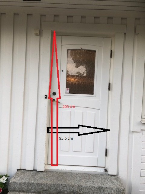 Vit ytterdörr med måttmarkeringar, 95,5 cm bredd och 205 cm höjd.