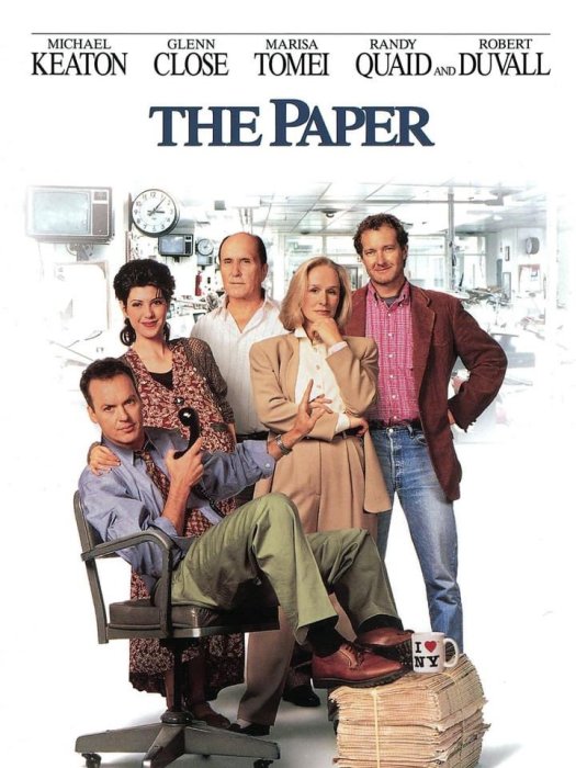 Affisch för filmen "The Paper" med fem skådespelare poserande i en redaktionell miljö, med en klocka och I Love NY-mugg.