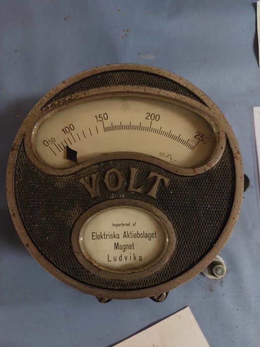 Gammal voltmätare märkt "VOLT" från Elektriska Aktiebolaget Magnet Ludvika på ett museum.