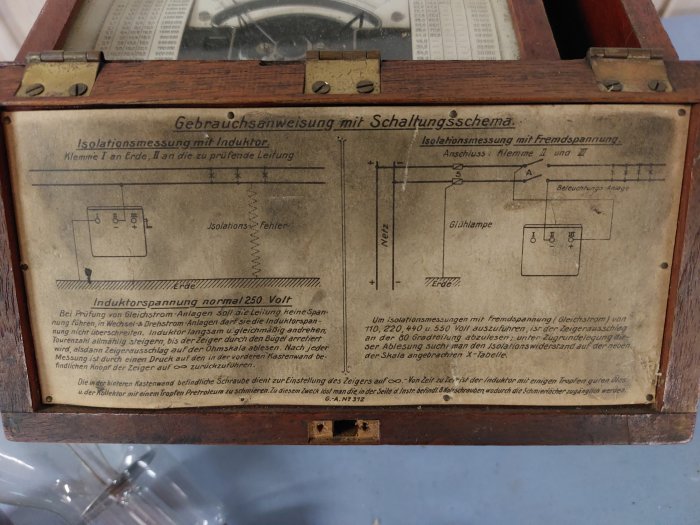 Gammal bruksanvisning för isolationsmätning med indiktor och schema på ett museum.