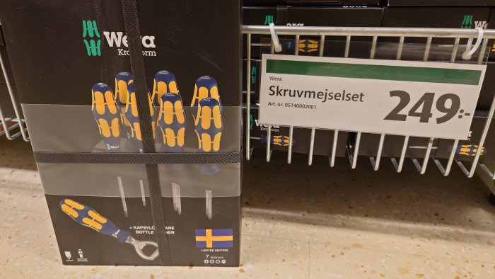 Wera skruvmejselset i butikshylla med priset 249 kronor, kapsylöppnare ingår, limited edition.