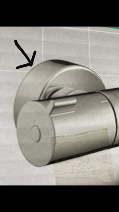 Närbild på okänd byggdetalj med pil som pekar på en del av föremålet.