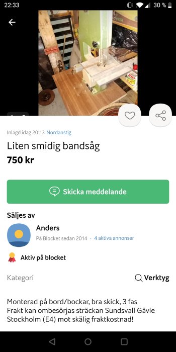 Liten grön bandsåg utställd på ett arbetsbord, till salu för 750 kr.