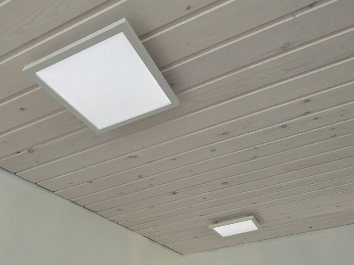 Tak med träpanel och inbyggda rektangulära LED-lampor.