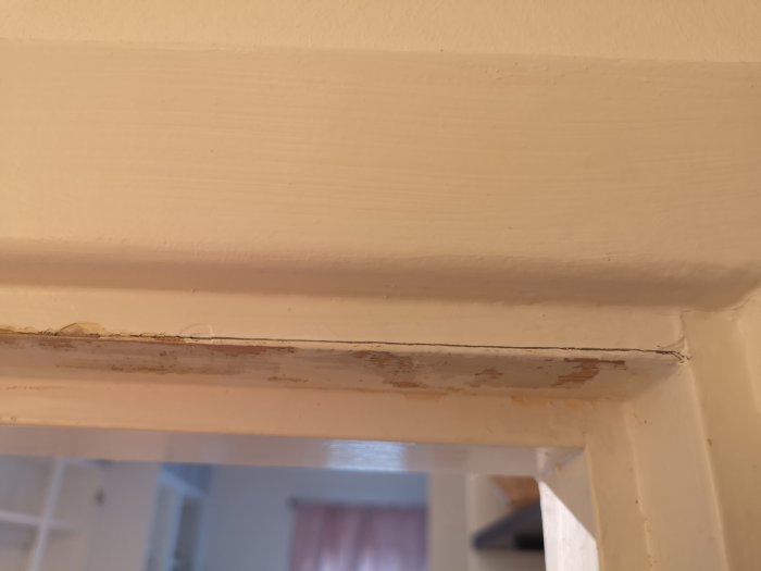 Tröskeltät dörrkarm som illustrerar hur köksdörren tar i överkanten.