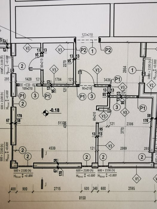 Arkitektonisk ritning av en takkonstruktion för en tillbyggnad med dimensioner och placering av limträbalkar och pelare.