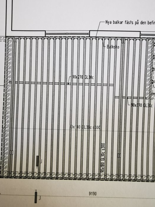 Arkitektonisk ritning av ett platt tak med limträbalkar och måttangivelser för en takterrasskonstruktion.