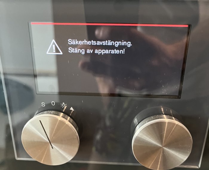 Ångugn visar felmeddelande "Säkerhetsavstängning. Stäng av apparaten!" med varningstriangel.