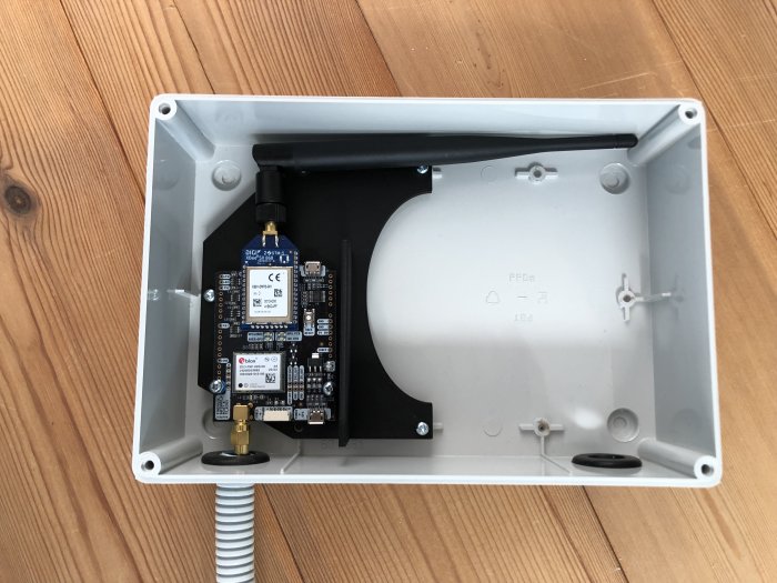 Elektronisk kapsling med kretskort och antenn monterade inuti, klar för signaltest.