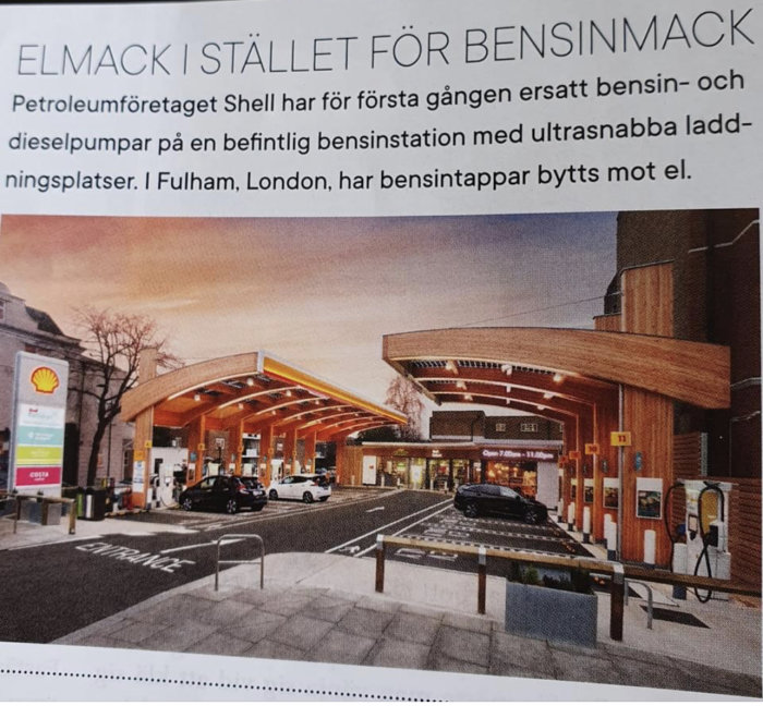 Illustration av en modern Shell bensinstation omvandlad till elektrisk laddstation med bilar vid laddare.