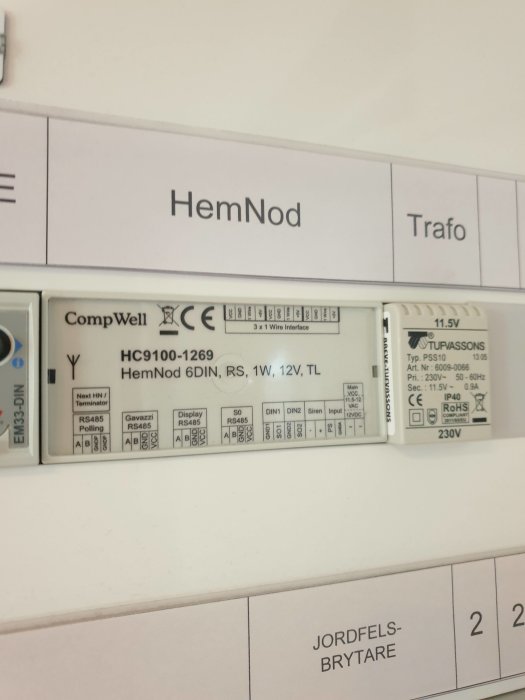 Elskåpskomponenter märkta HemNod och Trafo, inklusive en Compwellmodul med tekniska specifikationer.